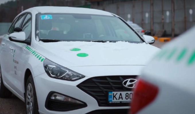 У Сервісних центрах МВС з'явилися автомобілі для людей з інвалідністю