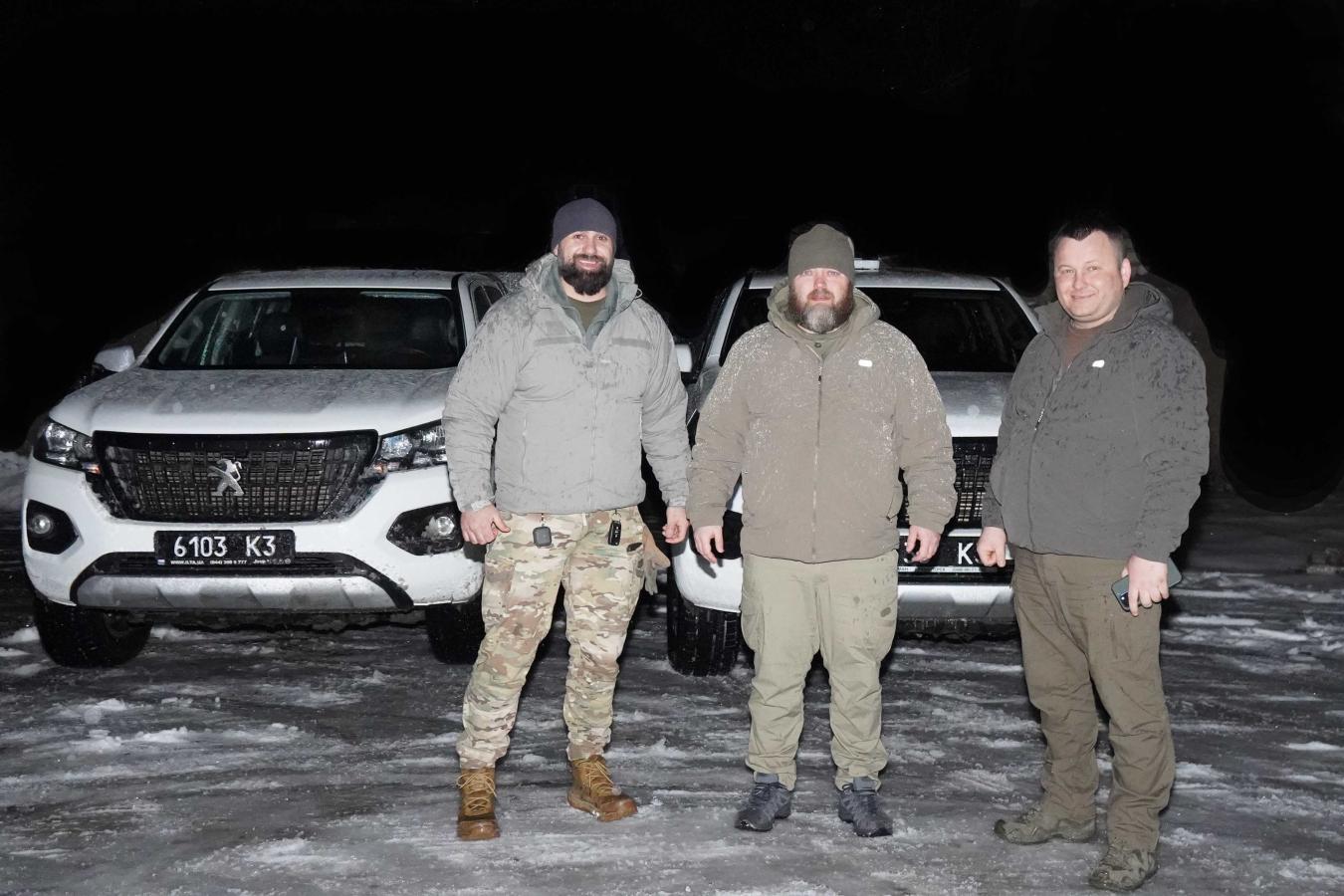 Дві автівки підвищеної прохідності передали Луганській бригаді тероборони, – Олексій Харченко