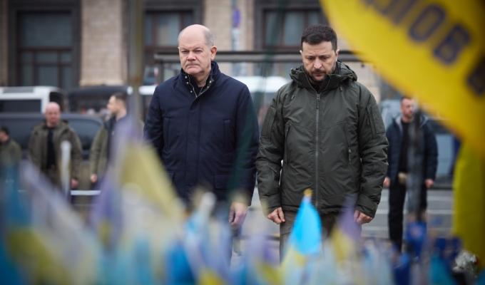 Президент України та канцлер Німеччини вшанували памʼять загиблих українських воїнів