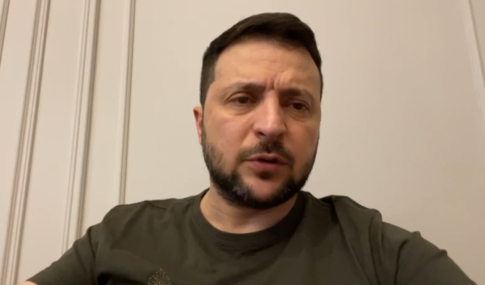 Сьогодні нам нарешті вдалося розпочати евакуацію людей з «Азовсталі», будемо й надалі робити все, щоб евакуювати наших людей із Маріуполя – звернення Президента України