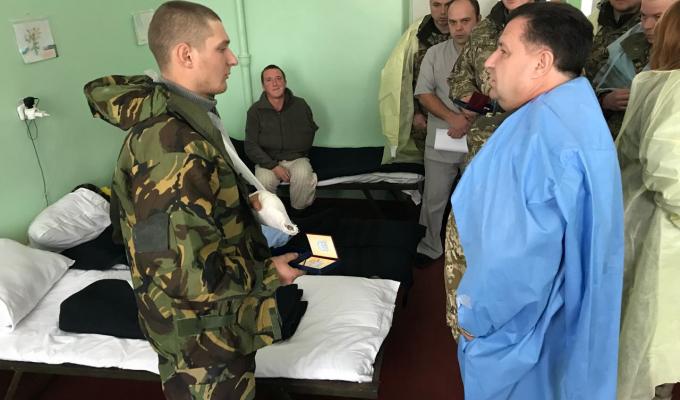 Степан Полторак відвідав поранених військовослужбовців у військовому мобільному госпіталі Сєвєродонецька