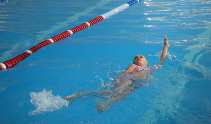 У Кремінній змагались юні плавці з обмеженими фізичними можливостями