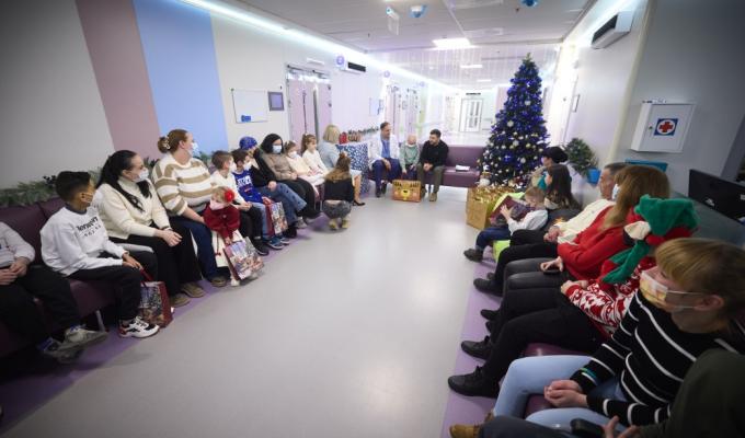 У День святого Миколая Володимир Зеленський відвідав лікарню «Охматдит» і привітав дітей зі святом
