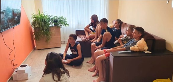 Луганські діти з малого групового будинку «Світанок», що на Кіровоградщині, отримали у подарунок ігрову консоль Xbox