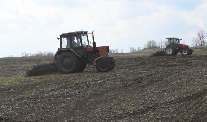 Триває посівна кампанія ярих зернових та зернобобових культур на Луганщині
