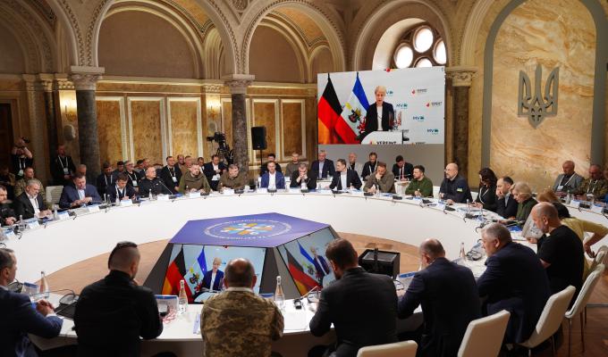 «Необхідно працювати у трикутнику держава-бізнес-громада!» - Володимир Зеленський на Конгресі місцевих та регіональних влад 