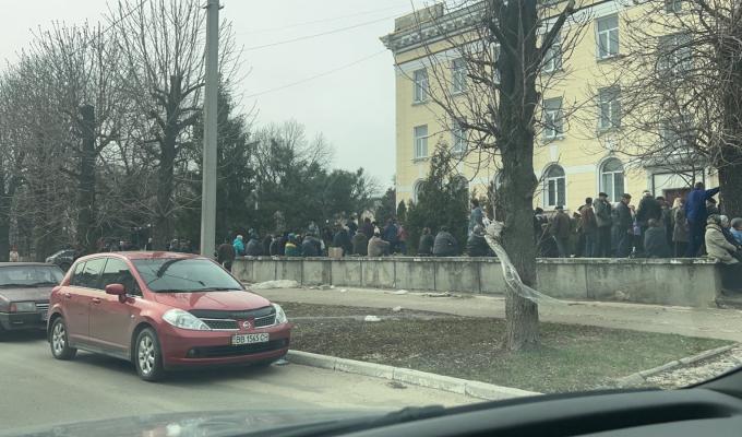 «Укрпошта» використовує будь-яку можливість, щоб доставити пенсії у райони активних бойових дій. Сьогодні на Луганщині їх отримали ще 495 людей