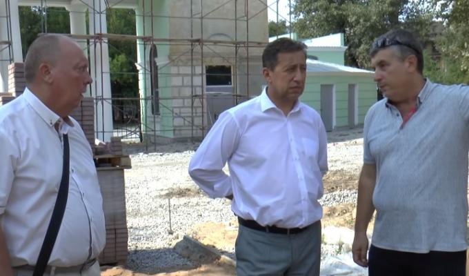 Віталій Комарницький перевірив стан відновлення міського парку в Рубіжному