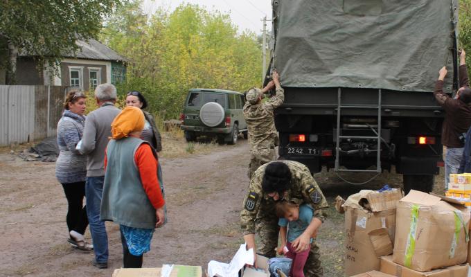 Військові доставили допомогу дітям із Новоайдару та жителям віддалених сіл, що постраждали від пожеж
