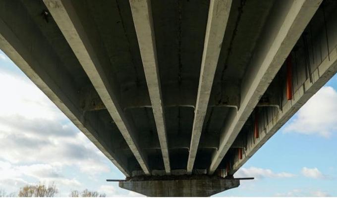 На мосту в Новоайдарі забетонували частину монолітної плити 