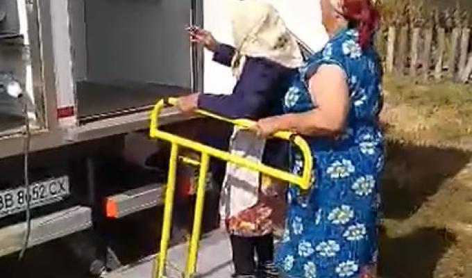 Лікарі обласної виїзної поліклініки надали допомогу жителям Сиротиного, на черзі – Муратове та Борівське 