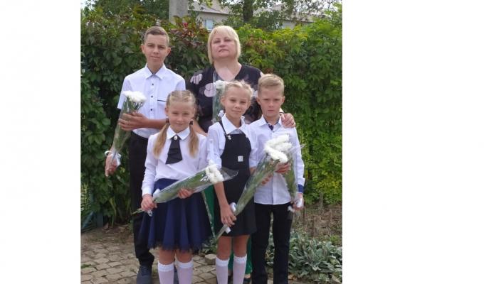 З окупованої Луганщини евакуювалася жінка з п'ятьма вихованцями дитячого будинку сімейного типу – росіяни забороняли їм вчитися в українській школі