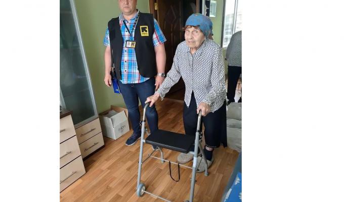 IRC передали ходунки учасниці Другої світової війни - переселенці з Кремінної