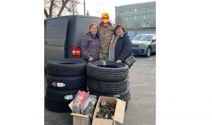 Коломийчиською громадою нашим військовим передані комплекти зимових шин