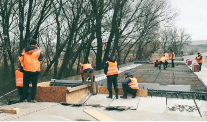 У Гірському ремонтують міст