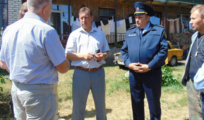 Віталій Комарницький поспілкувався з мешканцями пошкодженого будинку в Лисичанську