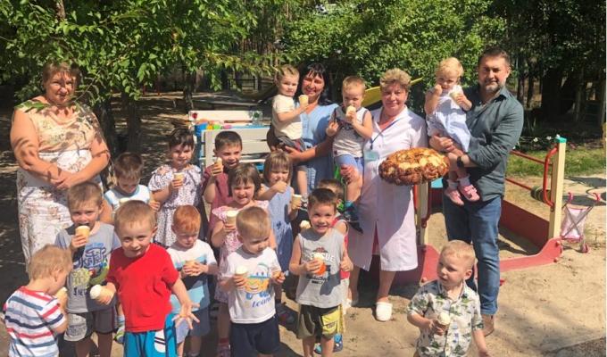 Виготовленим на честь мільйонної тонни зібраного врожаю короваєм пригостили малечу з обласного будинку дитини