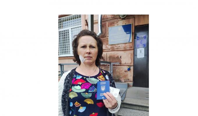 Постраждалій від російських бомбардувань жінці з Новоєгорівки оперативно відновили документи, попередні згоріли разом із будинком