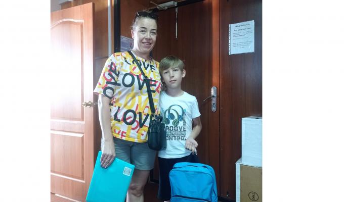 Ще 40 першокласників з Луганщини у Кропивницькому одержали рюкзаки з павербанками