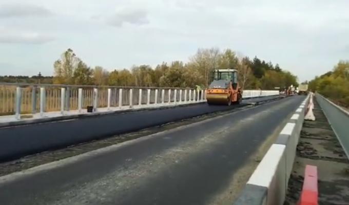 Велике будівництво: на мосту в Новоайдарі уклали асфальтобетон