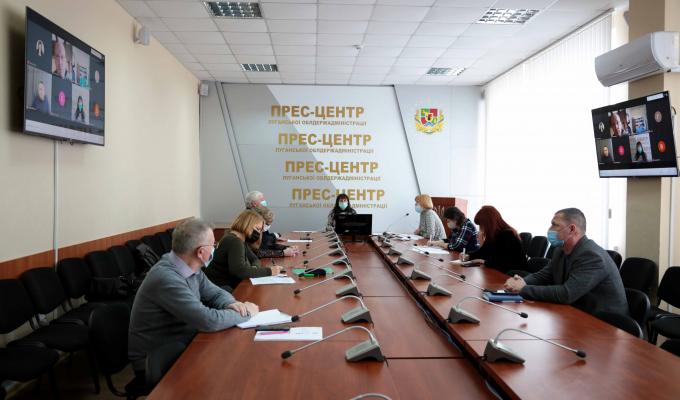 «Люди з різними формами соціального неблагополуччя повинні мати необхідну індивідуальну підтримку в тому середовищі, в якому вони живуть», – Координаційна рада із розвитку психічного здоров’я у Луганській області розглянула проблеми деінституалізації спец