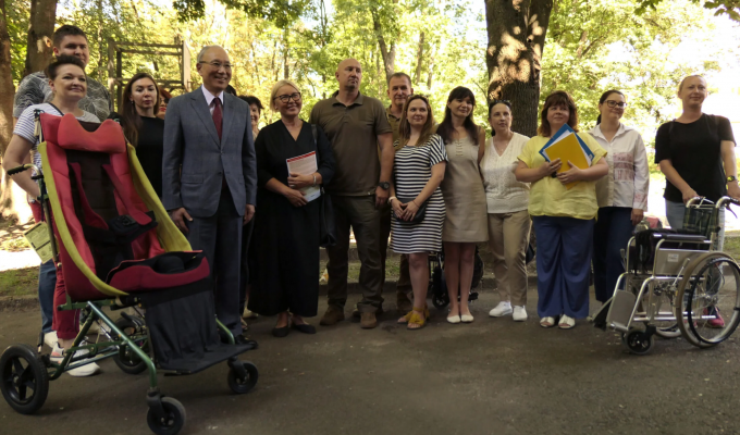 Японія надала громадам Луганщини 230 колісних візочків