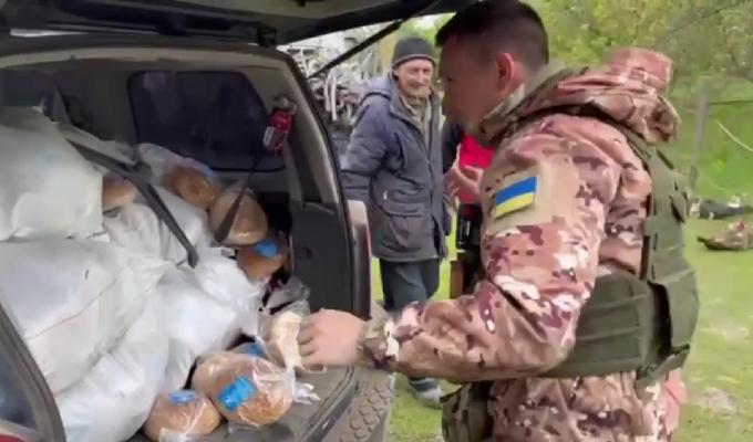 Хліб та будівельні матеріали: поліцейські  доставили допомогу у деокуповані селища Луганщини