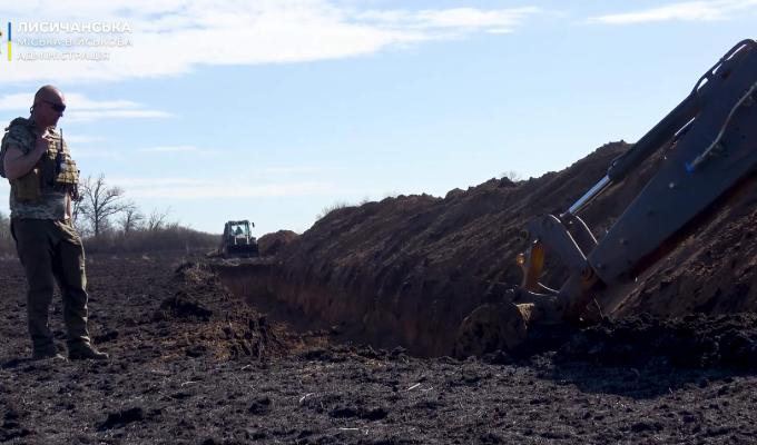 У допомогу Захисникам - комунальні підприємства Луганщини долучилися до будівництва фортифікаційних споруд (відео)