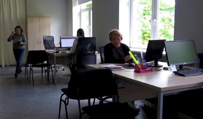 У 18 хабах Луганщини переселенцям надаються адміністративні послуги (відео)