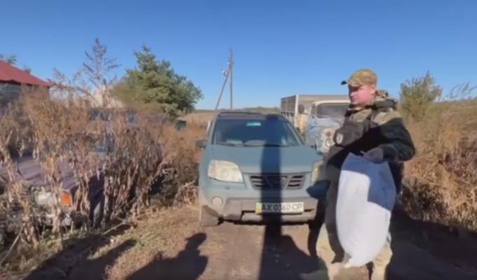 Поліцейські евакуювали дідуся та розвезли гуманітарну допомогу  жителям деокупованих територій Луганщини