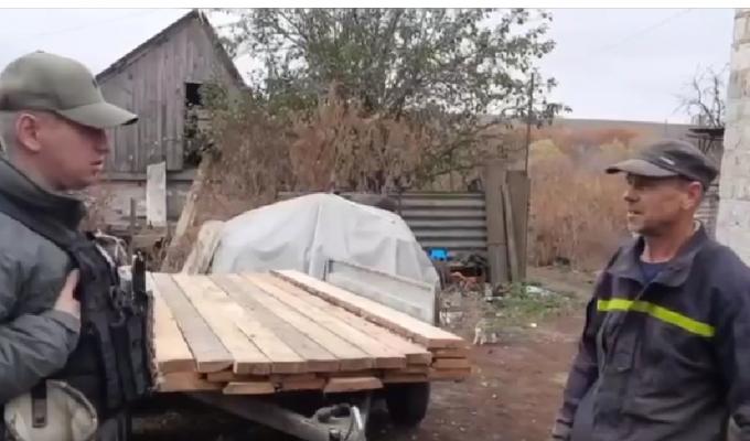 Жителям деокупованих сіл Луганщини поліцейські привезли найнеобхідніше