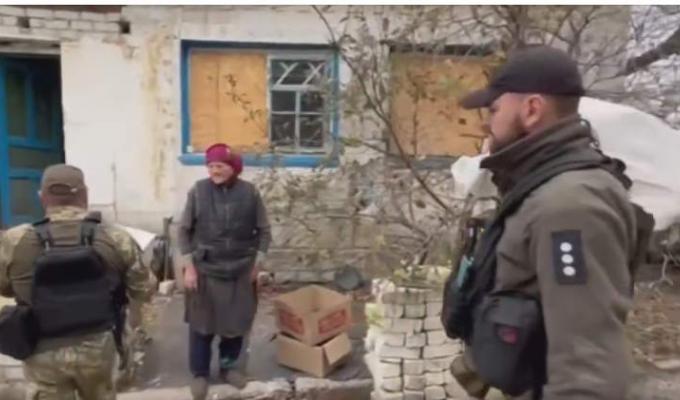 Гуманітарний вантаж та зв'язок з рідними - поліцейські Луганщини здійснили рейд у деокуповані села