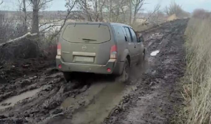 Машина застрягла на розбитій трасі, але поліцейські змогли довезти допомогу до звільнених сіл Луганщини