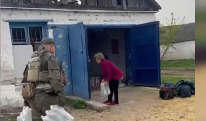 Із Макіївки евакуювали жінку, до села доставили найнеобхідніше