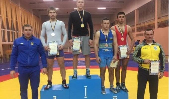 Золото та срібло привезли наші борці з чемпіонату України