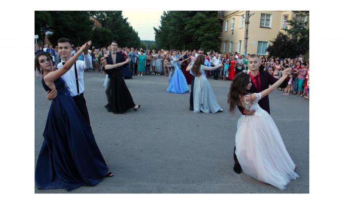 Одинадцятикласники зі Щастя відсвяткували випускний