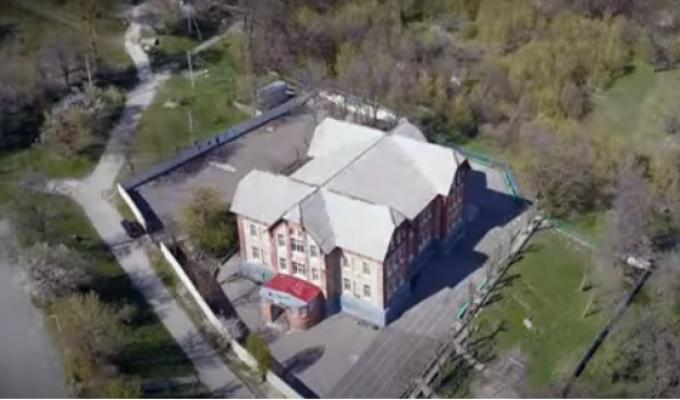 У Лисичанській багатопрофільній гімназії, яку знищили рашисти, мав би пролунати останній дзвоник – випускники зробили зворушливе відео