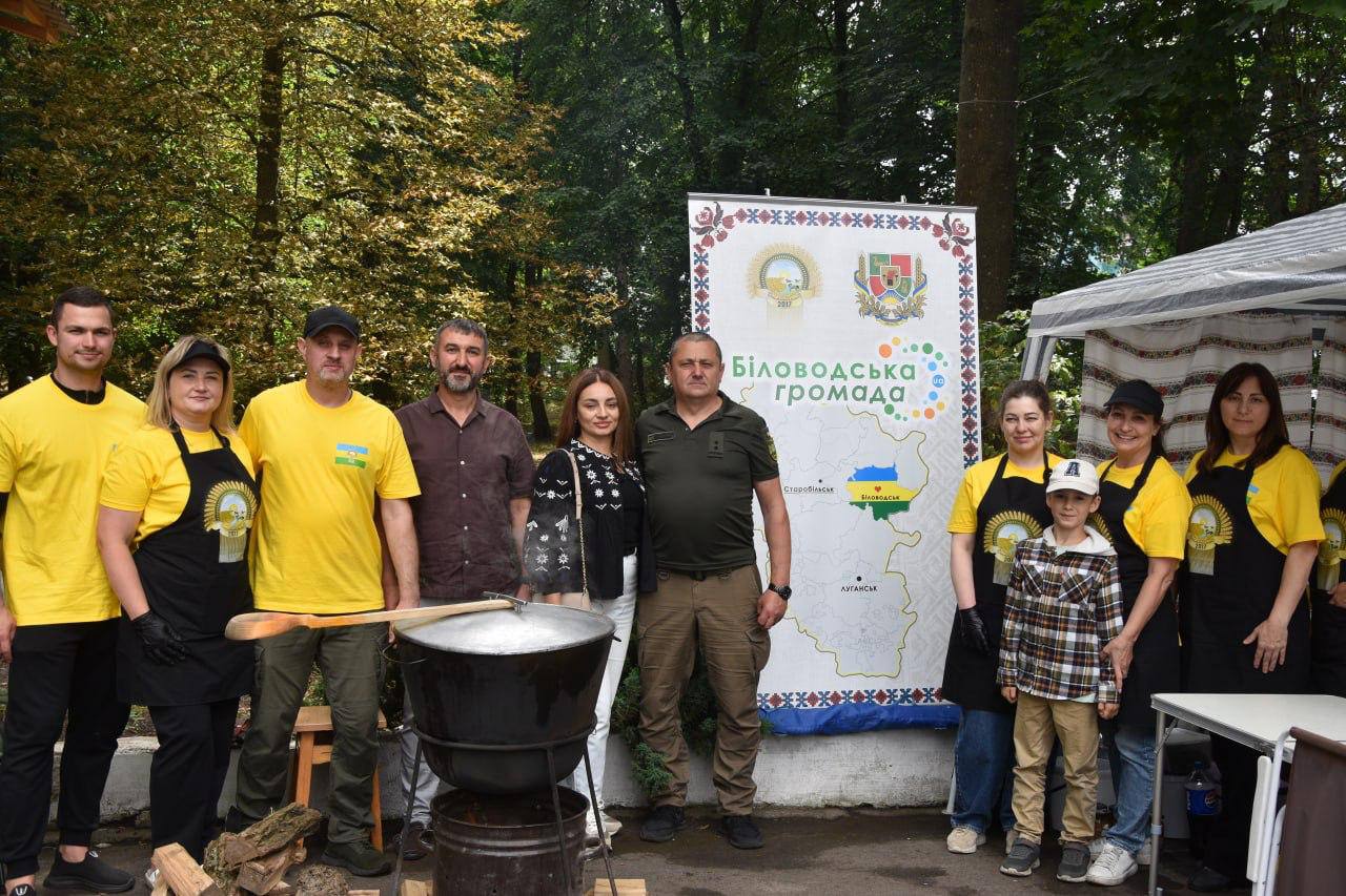 Попри тимчасову окупацію, Біловодська селищна військова адміністрація успішно підтримує освітню мережу, надає виїзні медичні послуги переселенцям та активно розвиває міжмуніципальне співробітництво, інтегруючись у приймаючі громади.  Про підтримку обдарованої молоді, роботу мобільної амбулаторії та практичні результати проєкту «Пліч-о-пліч» розповів начальник Біловодської селищної військової адміністрації Віктор Кобернюк.  — Вікторе Олександровичу, одним із найскладніших викликів для релокованих громад є зб