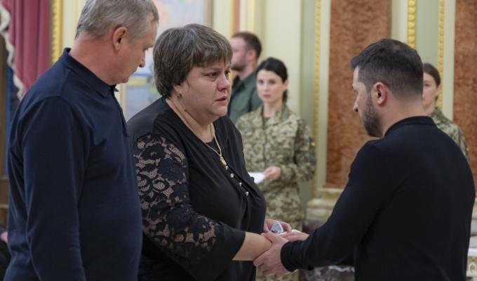 Батькам полеглого Героя України з Луганщини Глава держави вручив сертифікат на отримання житла