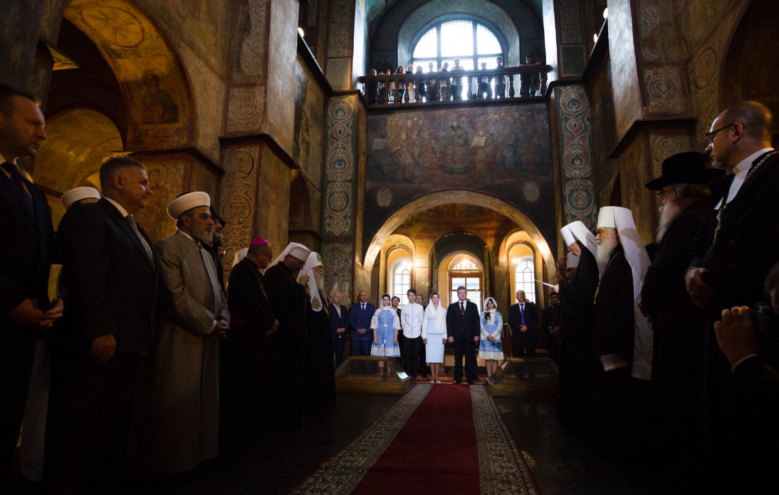Президент з родиною у Софійському соборі помолились за Україну