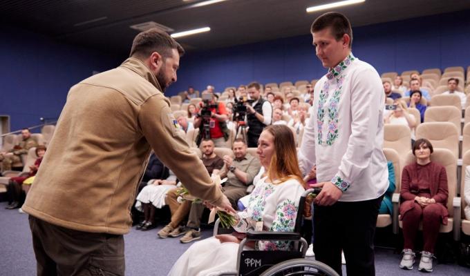 Медаллю «За врятоване життя» відзначено медсестру з Лисичанська, яка лишилася кінцівок, рятуючи життя чоловікові