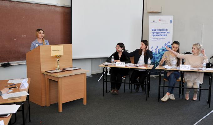 У Сєверодонецьку відбулися публічні дебати серед учнівської молоді