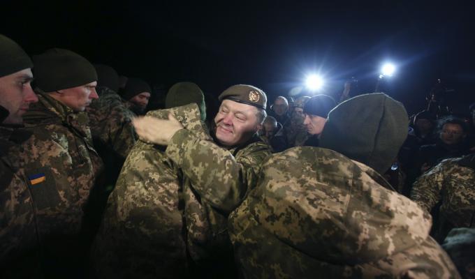 Буду робити все можливе, щоб повернути кожного воїна – Президент зустрів звільнених із полону українців