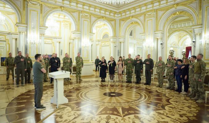 Захисників Луганщини Глава держави відзначив орденами «Золота Зірка»