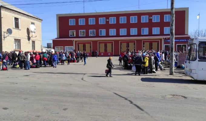 Новозолотарівка: потягом з Луганщини прямують близько 500 жителів області, загалом убезпечили себе понад 1300 осіб, з Попасної та Гірського не вивезли нікого