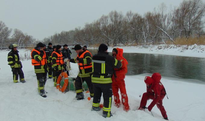 Рятувальники Луганщини провели навчання з безпеки населення на водних об’єктах у зимовий період