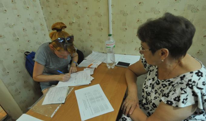 Запоріжжя: переселенці з Луганщини почали отримувати гуманітарну допомогу у місцевому штабі