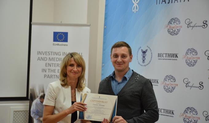 ПРЕДСТАВНИК ДЕПАРТАМЕНТУ ОТРИМАВ СЕРТИФІКАТ ХАРКІВСЬКОЇ ТПП 