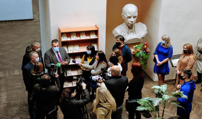 Від дружньої Львівщини 600 примірників книги «Справа Василя Стуса» передано для шкіл та бібліотек Луганщини