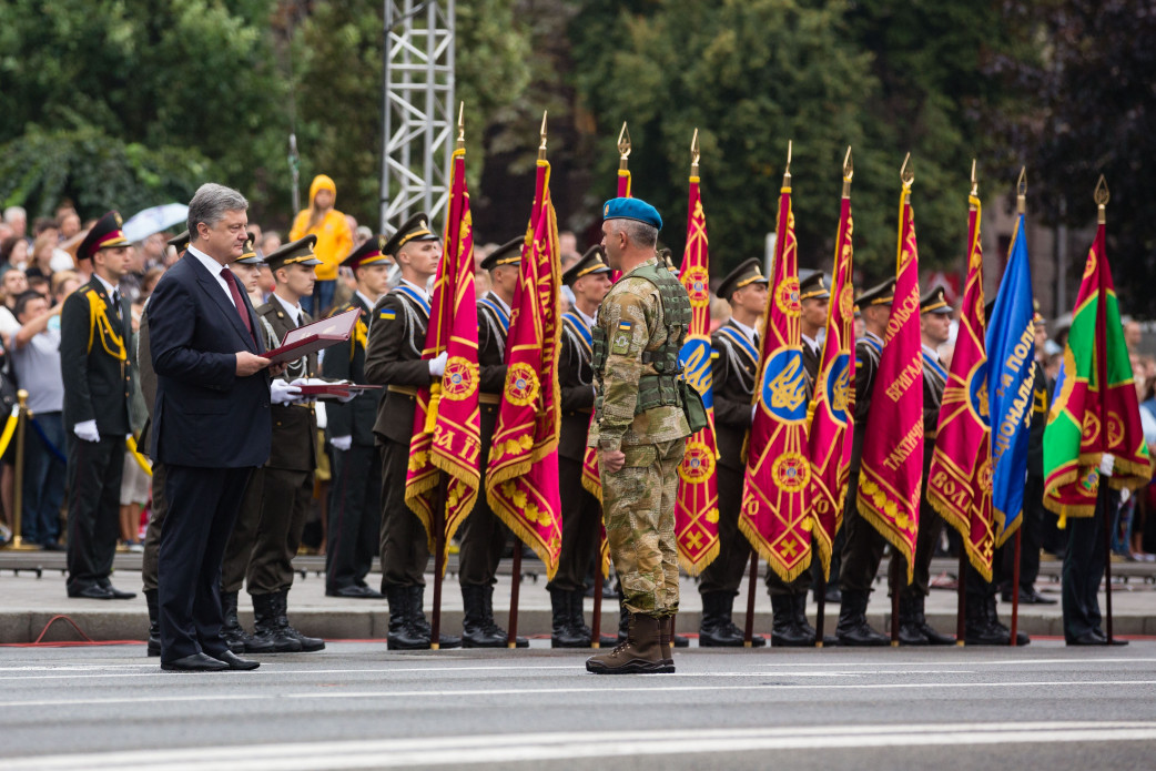 Президент присвоїв звання Героя України десантникам Андрію Ковальчуку та Валерію Чибінєєву